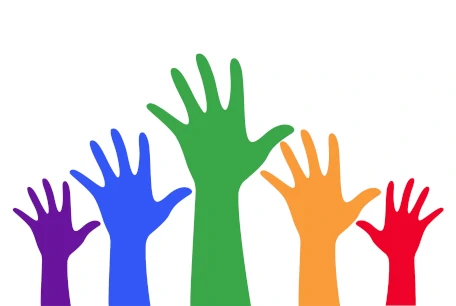 Image vectorielle représentant 5 mains levées de couleurs différentes sur un fond blanc.