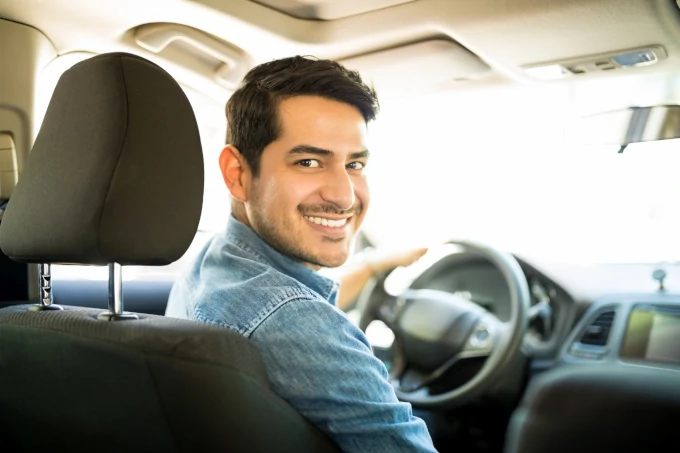 Photo d'un jeune conducteur